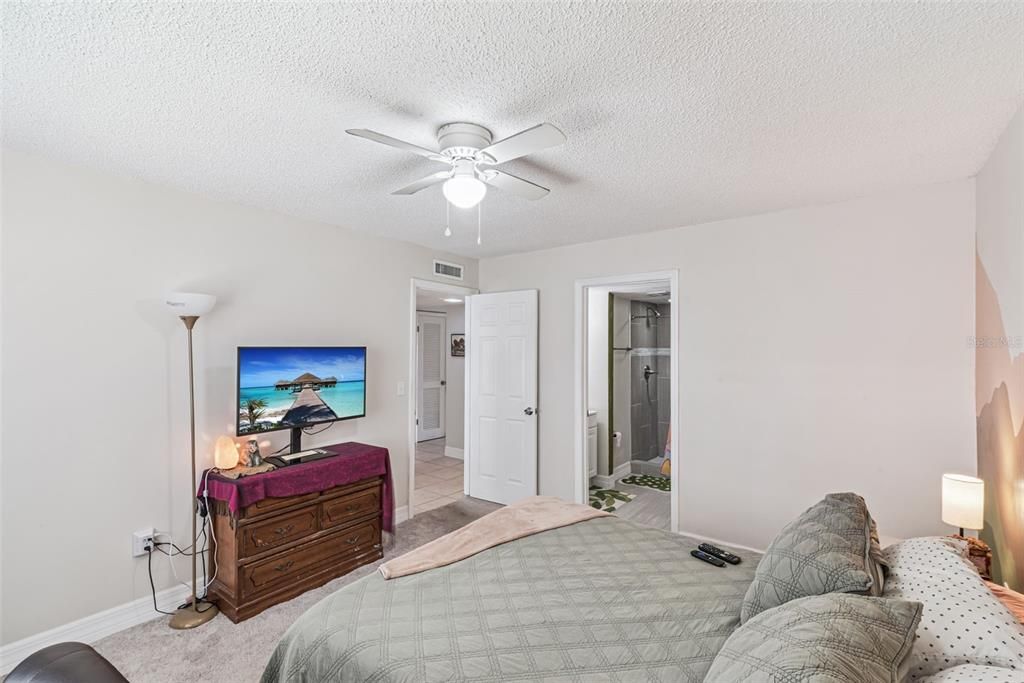 待售: $174,900 (2 贝兹, 2 浴室, 1040 平方英尺)