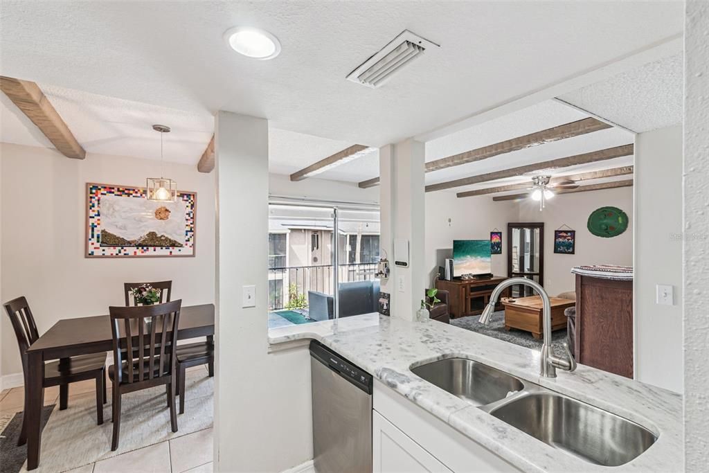 待售: $174,900 (2 贝兹, 2 浴室, 1040 平方英尺)