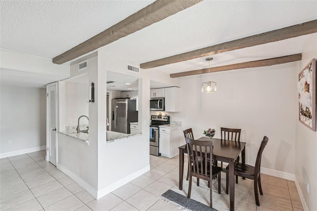 待售: $174,900 (2 贝兹, 2 浴室, 1040 平方英尺)