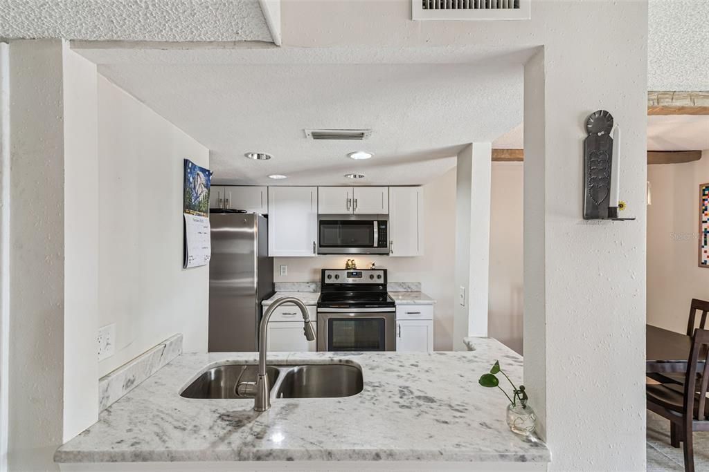 待售: $174,900 (2 贝兹, 2 浴室, 1040 平方英尺)