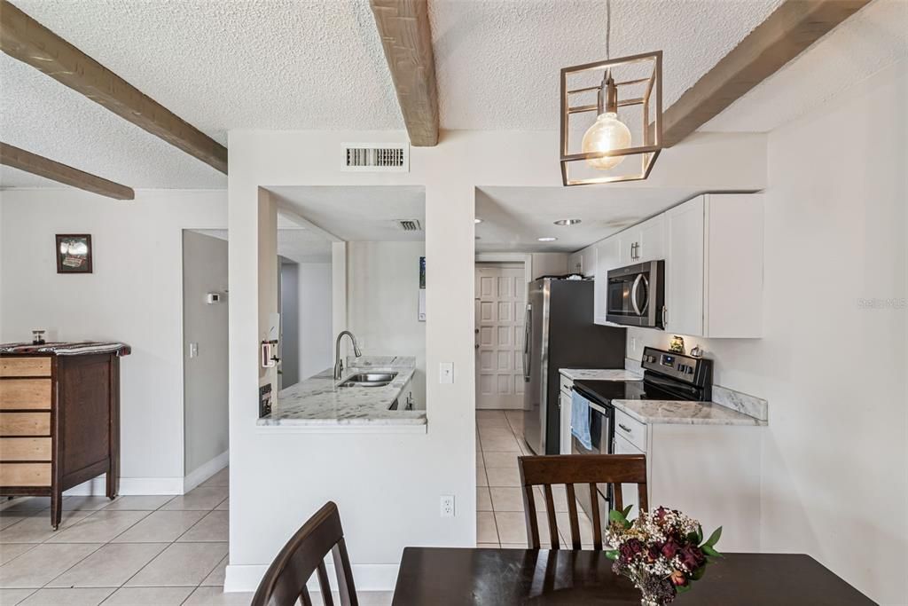 待售: $174,900 (2 贝兹, 2 浴室, 1040 平方英尺)