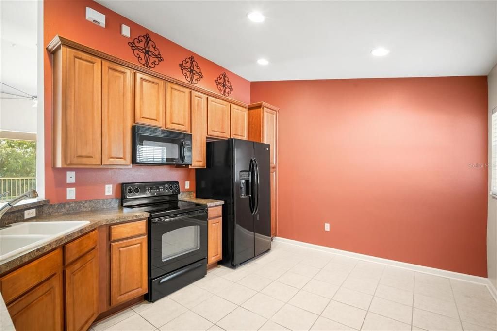 Activo con contrato: $225,000 (3 camas, 2 baños, 1771 Pies cuadrados)