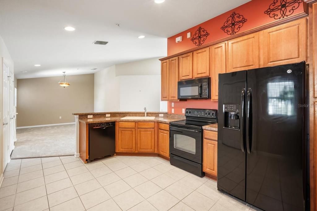 Activo con contrato: $225,000 (3 camas, 2 baños, 1771 Pies cuadrados)