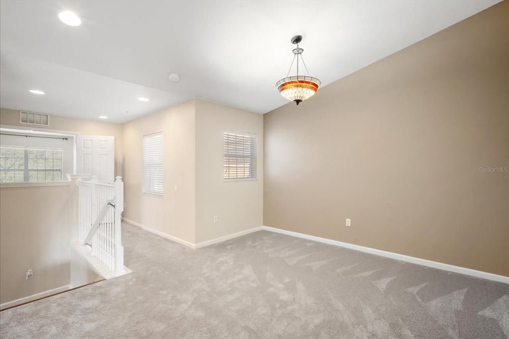 Activo con contrato: $225,000 (3 camas, 2 baños, 1771 Pies cuadrados)