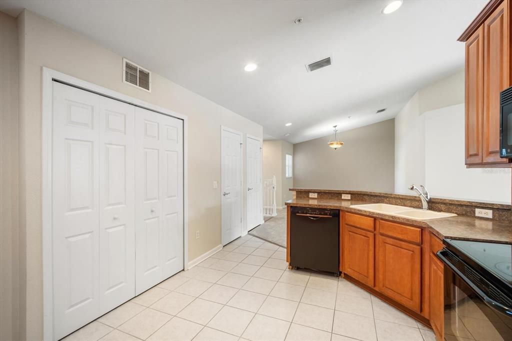 Activo con contrato: $225,000 (3 camas, 2 baños, 1771 Pies cuadrados)