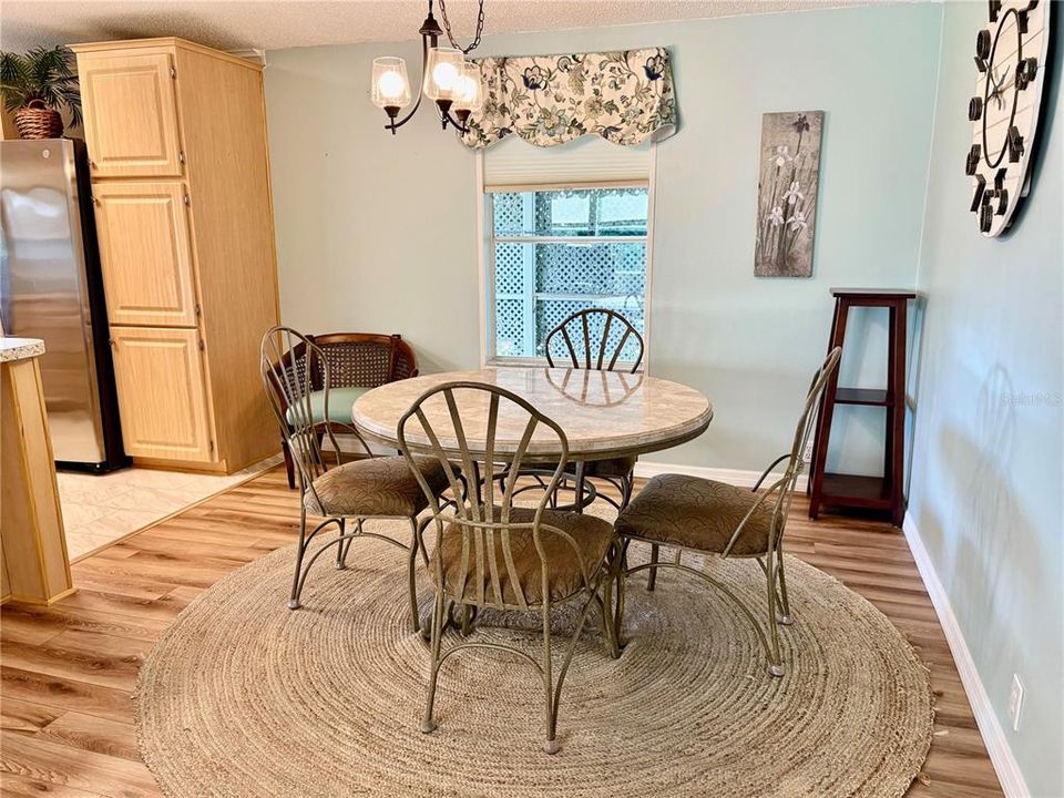 待售: $169,900 (2 贝兹, 2 浴室, 1296 平方英尺)