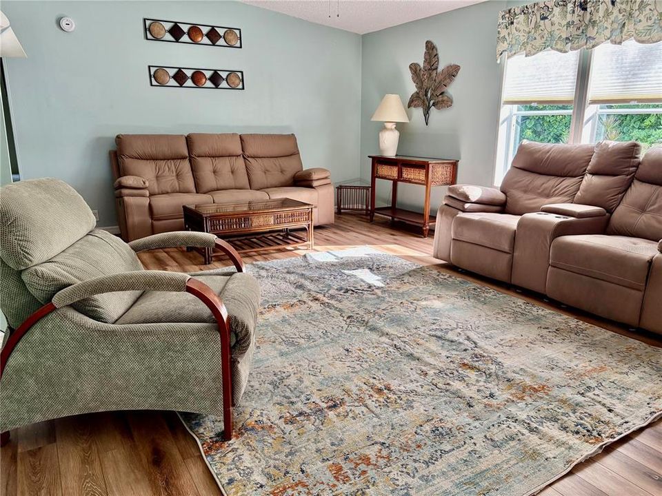 待售: $169,900 (2 贝兹, 2 浴室, 1296 平方英尺)