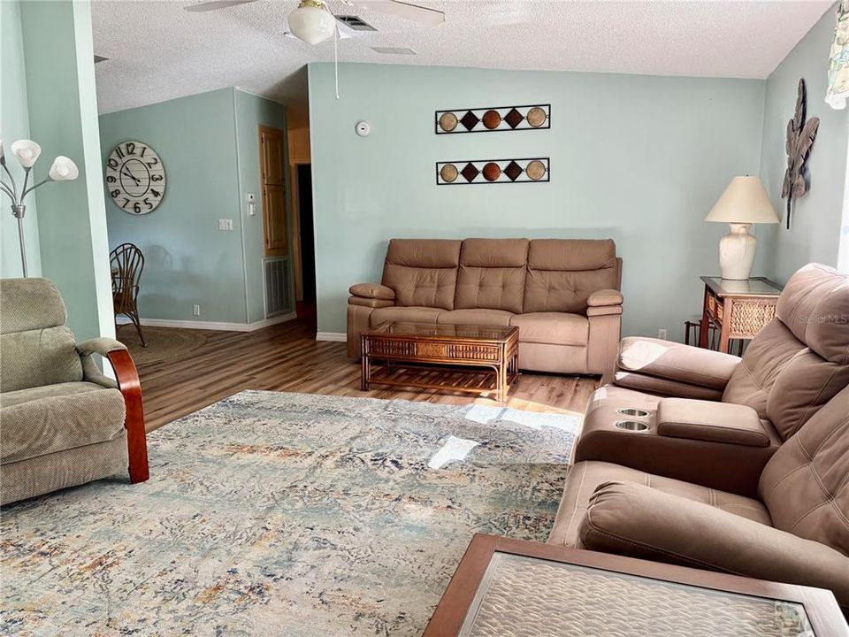 待售: $169,900 (2 贝兹, 2 浴室, 1296 平方英尺)