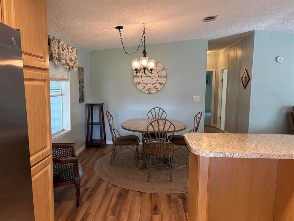 待售: $169,900 (2 贝兹, 2 浴室, 1296 平方英尺)