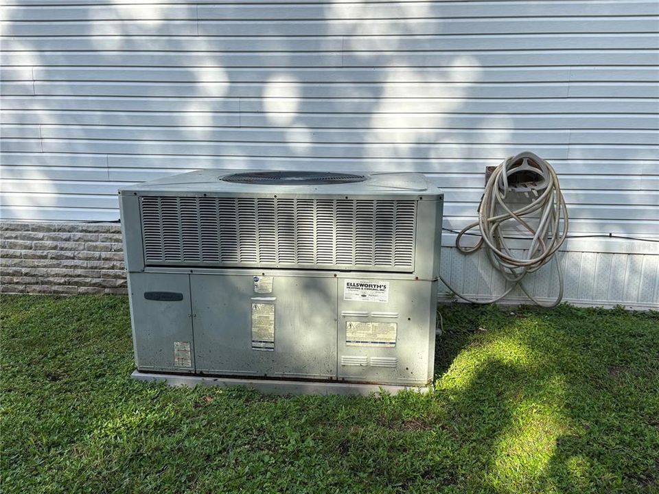 待售: $169,900 (2 贝兹, 2 浴室, 1296 平方英尺)