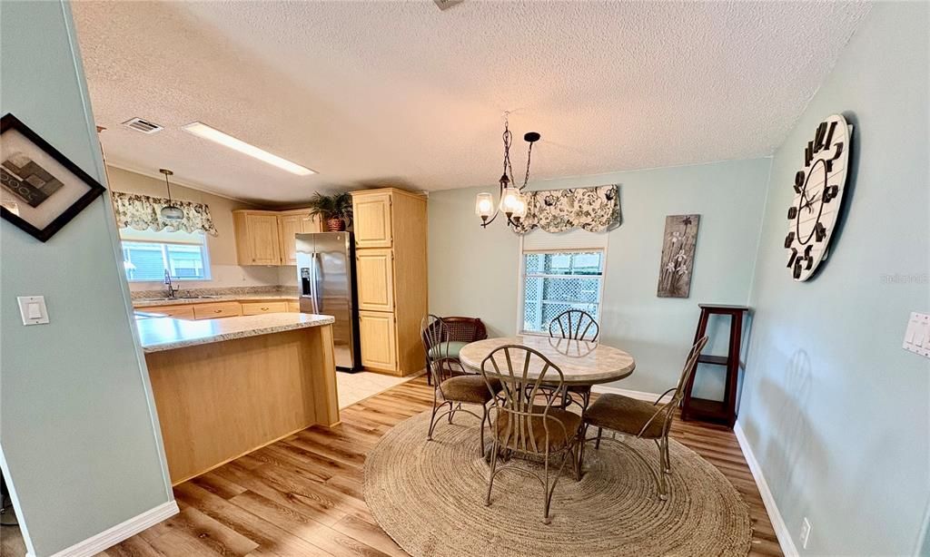 待售: $169,900 (2 贝兹, 2 浴室, 1296 平方英尺)