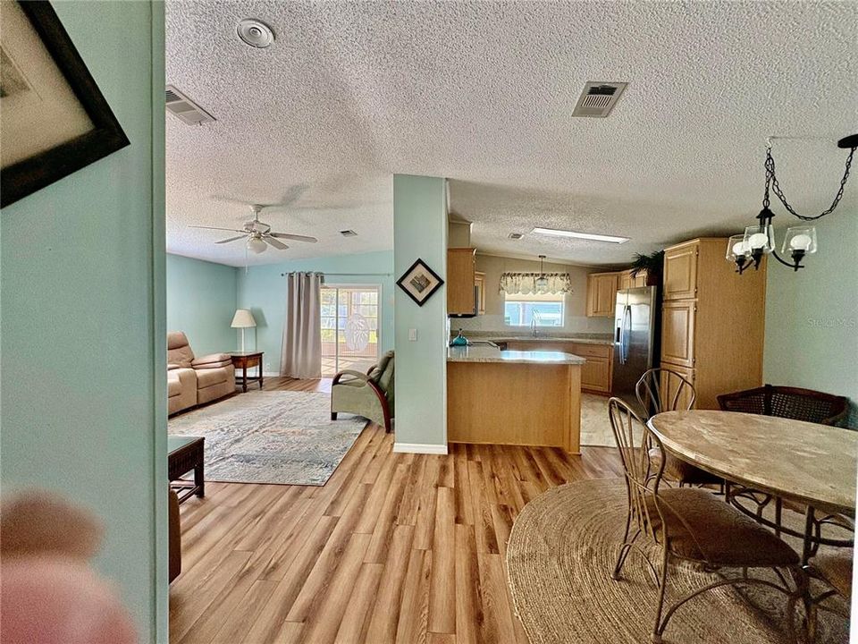 待售: $169,900 (2 贝兹, 2 浴室, 1296 平方英尺)