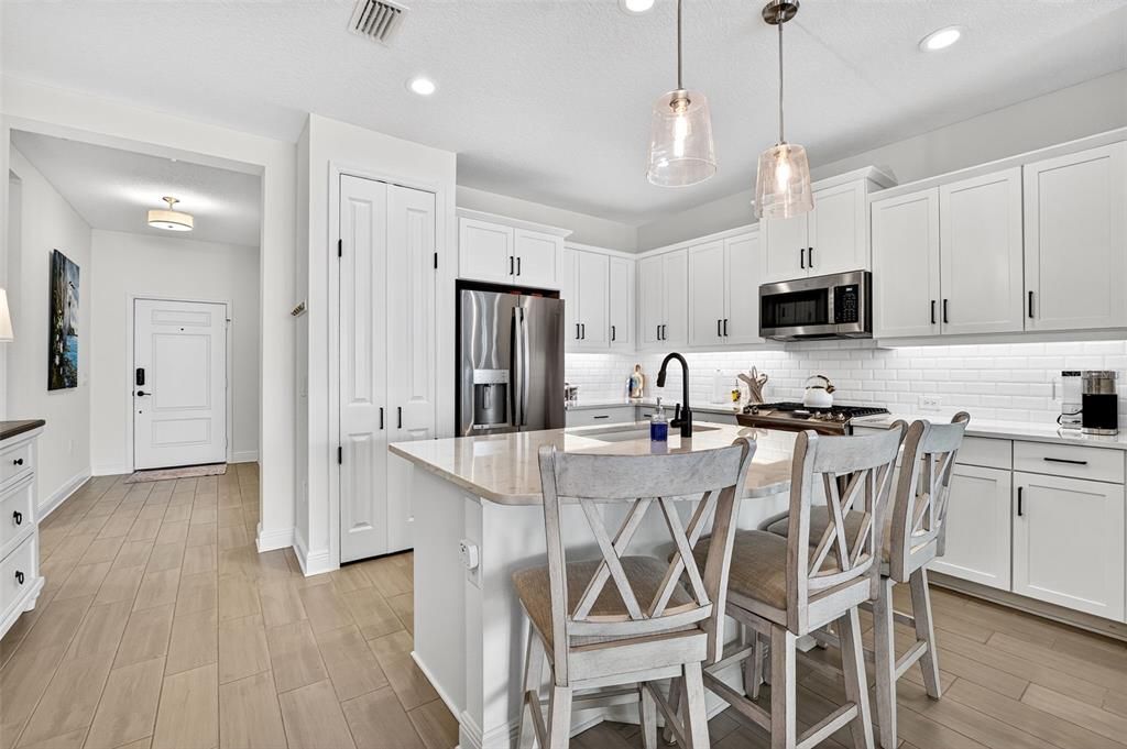 Active With Contract: $412,000 (2 beds, 2 baths, 1524 Square Feet)