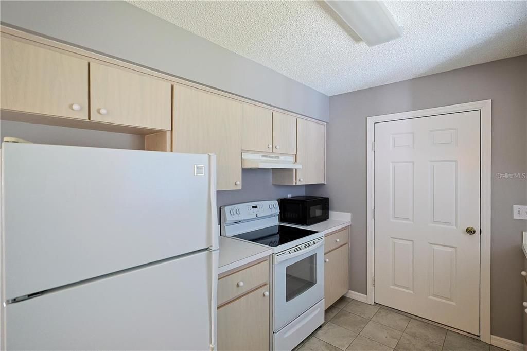 Active With Contract: $214,900 (2 beds, 2 baths, 1008 Square Feet)