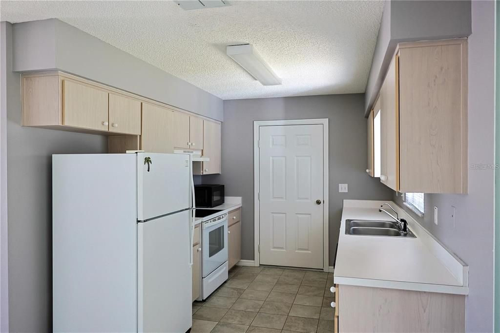 Active With Contract: $214,900 (2 beds, 2 baths, 1008 Square Feet)
