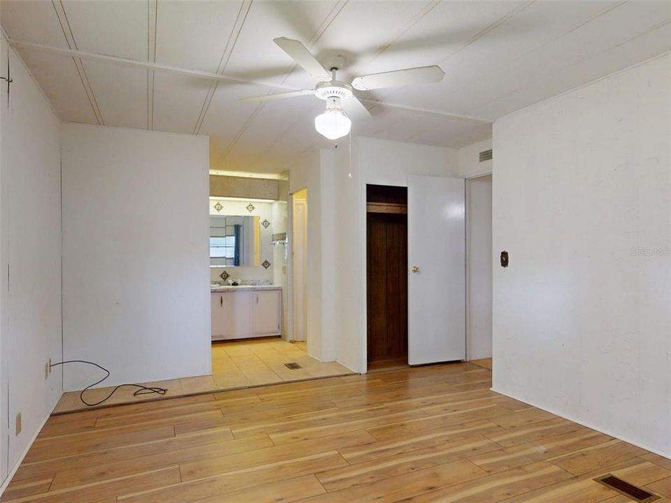 На продажу: $109,000 (2 спален, 2 ванн, 1152 Квадратных фут)