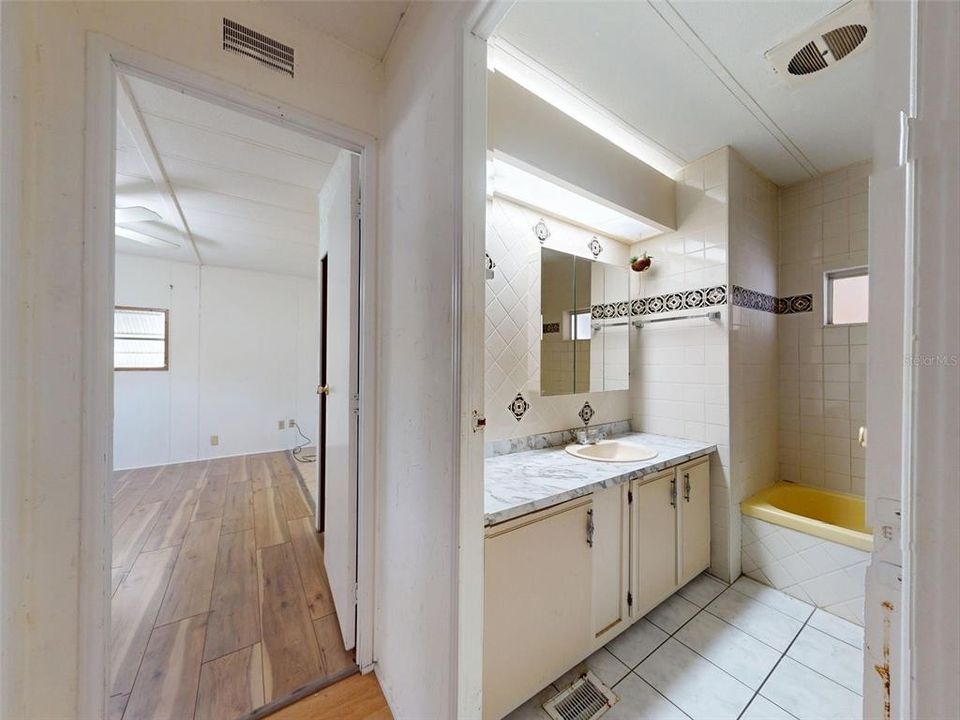 На продажу: $109,000 (2 спален, 2 ванн, 1152 Квадратных фут)