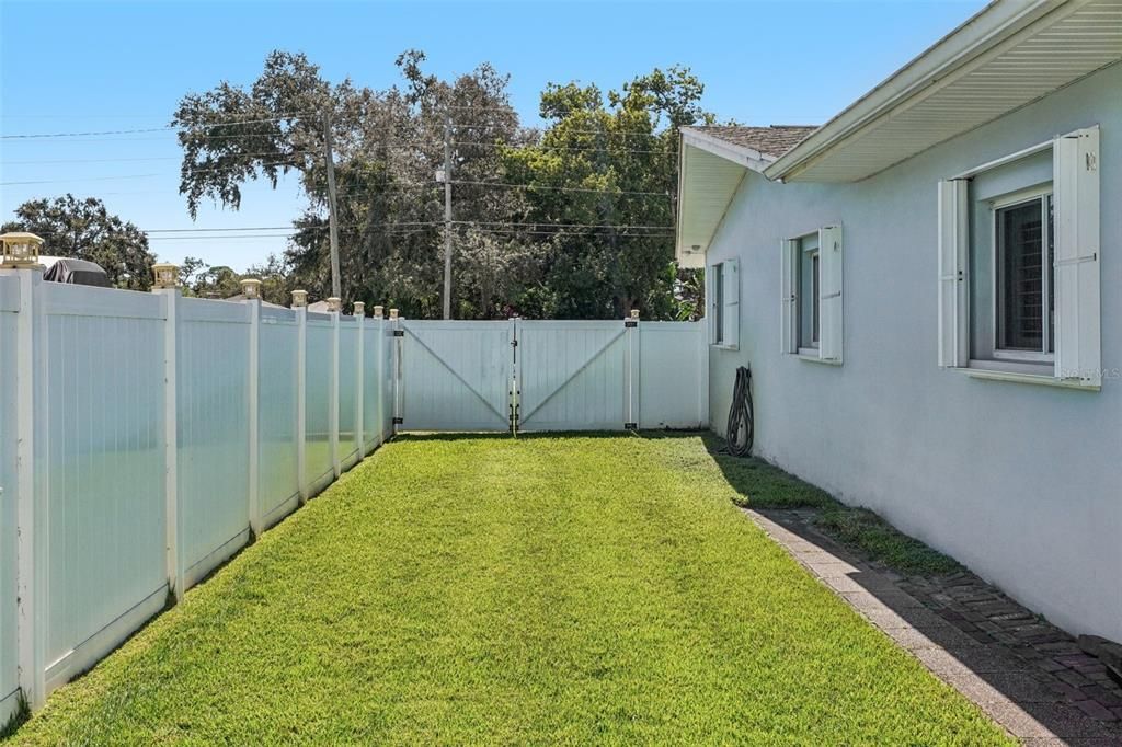 Active With Contract: $519,900 (4 beds, 2 baths, 1784 Square Feet)