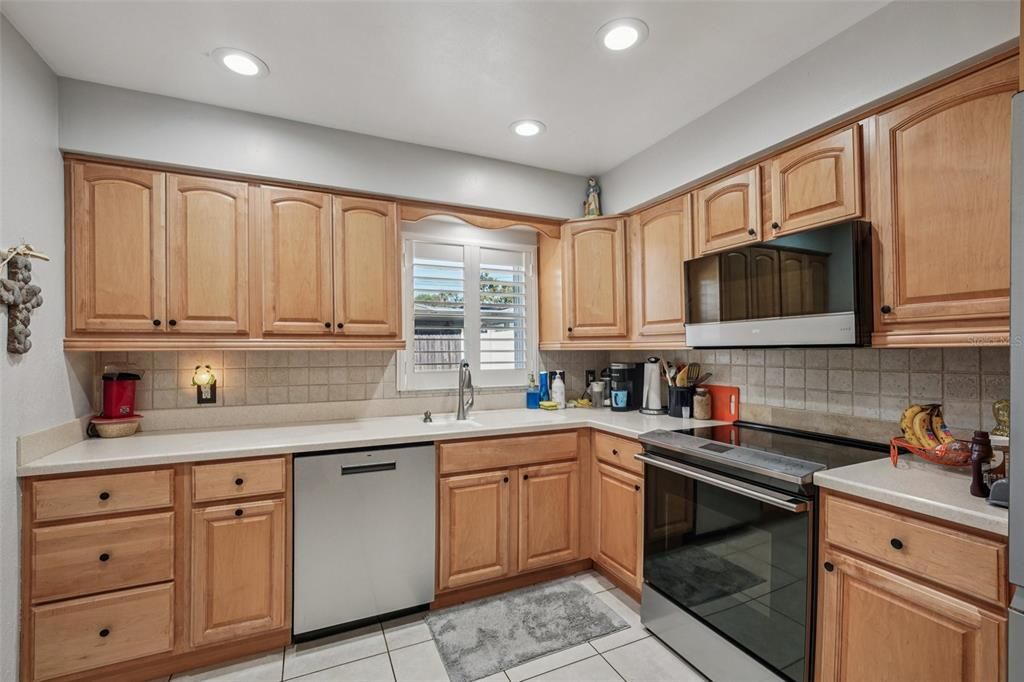 Active With Contract: $519,900 (4 beds, 2 baths, 1784 Square Feet)