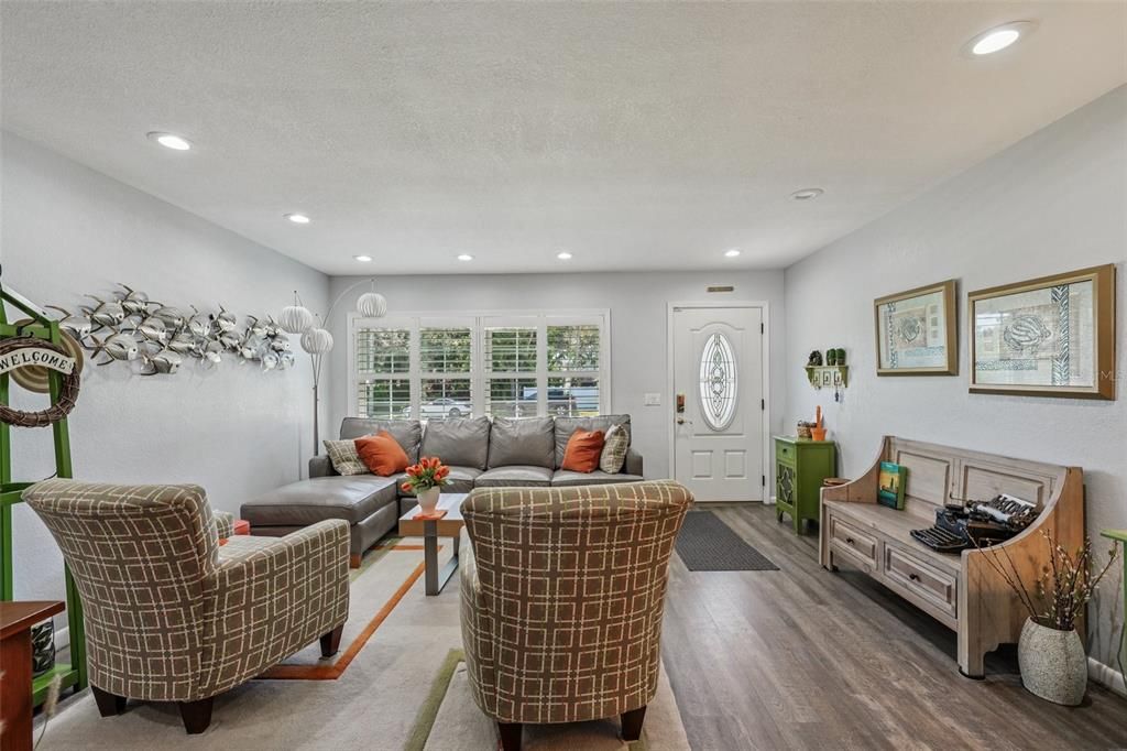 Active With Contract: $519,900 (4 beds, 2 baths, 1784 Square Feet)