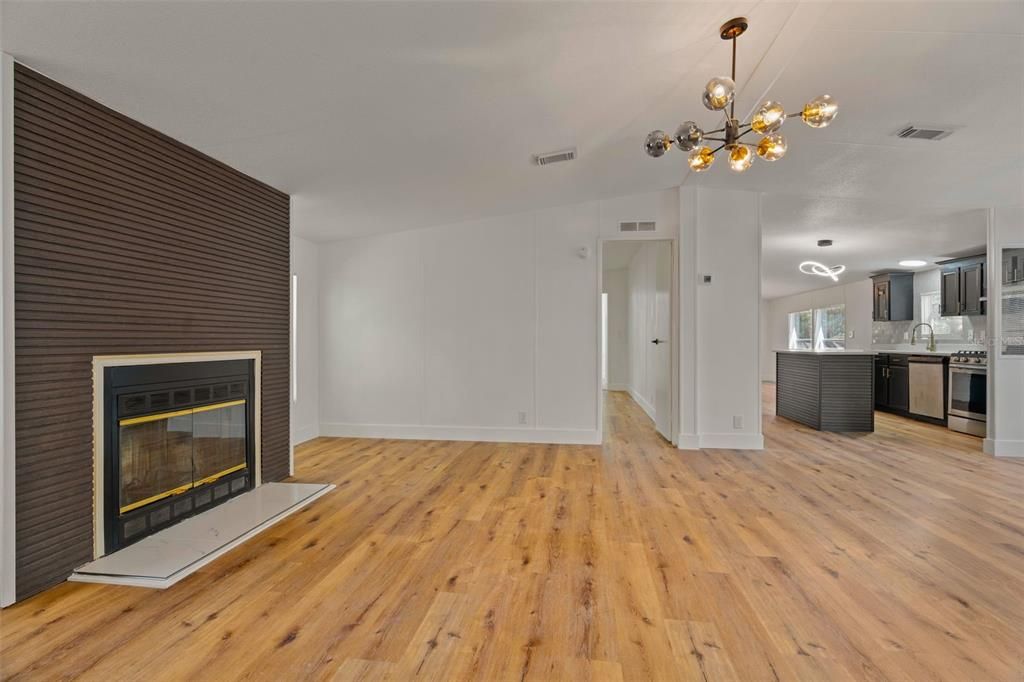 Activo con contrato: $225,000 (4 camas, 2 baños, 2052 Pies cuadrados)