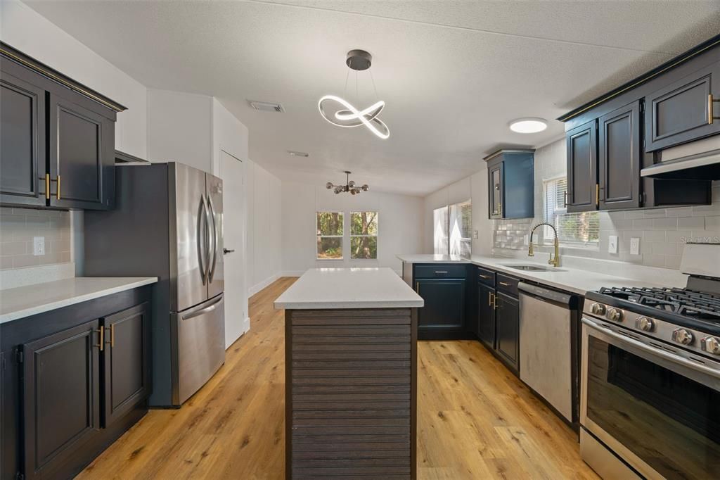 Activo con contrato: $225,000 (4 camas, 2 baños, 2052 Pies cuadrados)