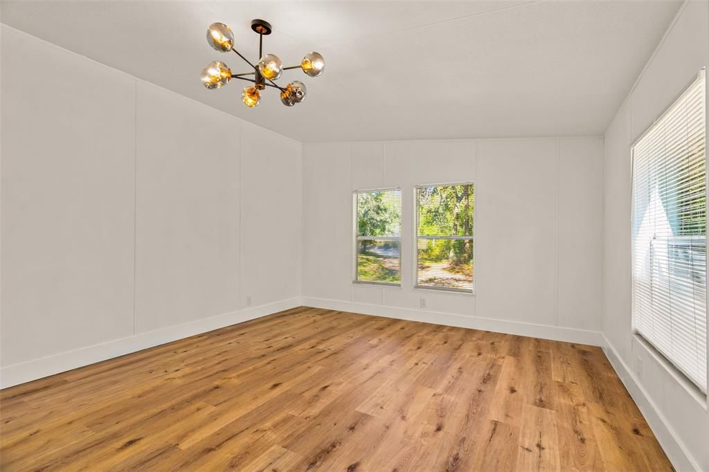 Activo con contrato: $225,000 (4 camas, 2 baños, 2052 Pies cuadrados)