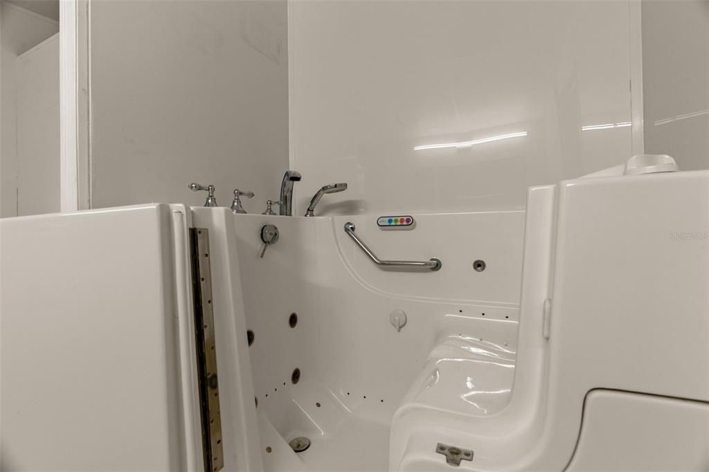 Activo con contrato: $225,000 (4 camas, 2 baños, 2052 Pies cuadrados)