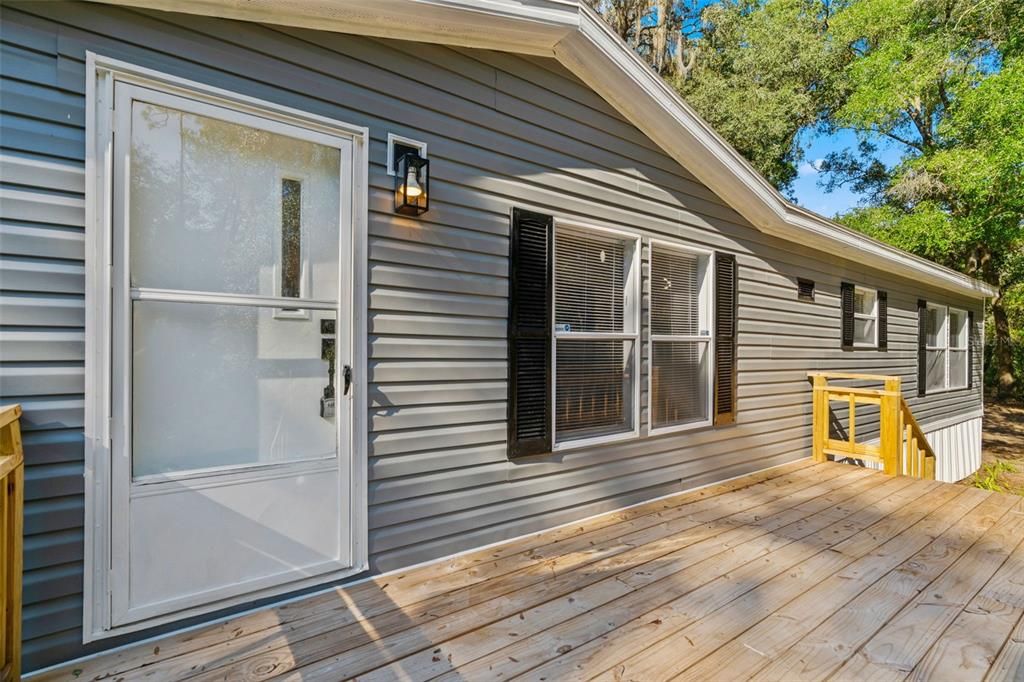 Activo con contrato: $225,000 (4 camas, 2 baños, 2052 Pies cuadrados)