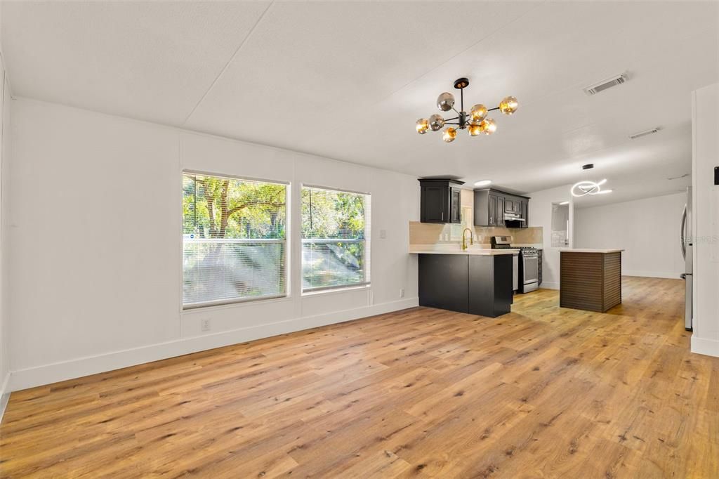 Activo con contrato: $225,000 (4 camas, 2 baños, 2052 Pies cuadrados)