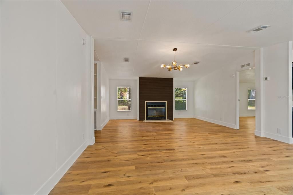 Activo con contrato: $225,000 (4 camas, 2 baños, 2052 Pies cuadrados)