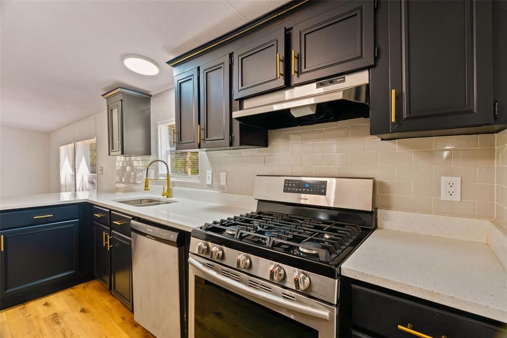 Activo con contrato: $225,000 (4 camas, 2 baños, 2052 Pies cuadrados)