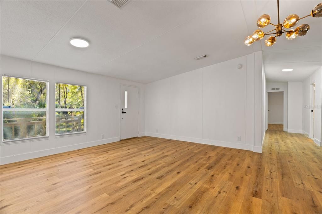 Activo con contrato: $225,000 (4 camas, 2 baños, 2052 Pies cuadrados)