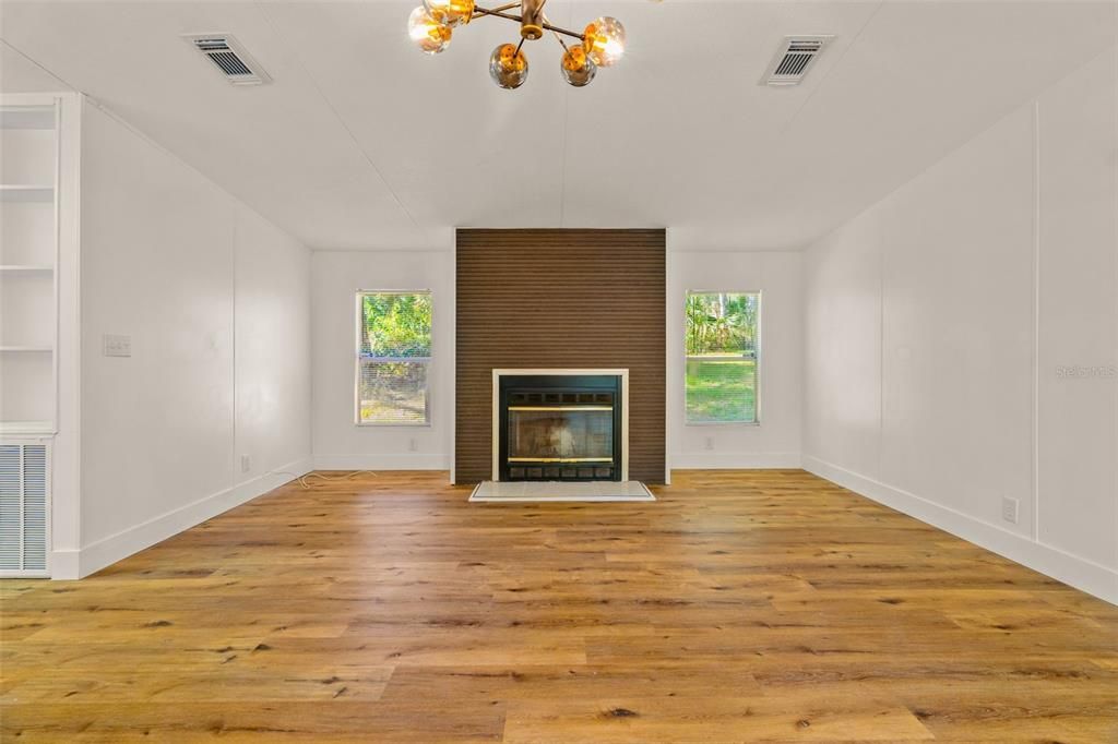 Activo con contrato: $225,000 (4 camas, 2 baños, 2052 Pies cuadrados)