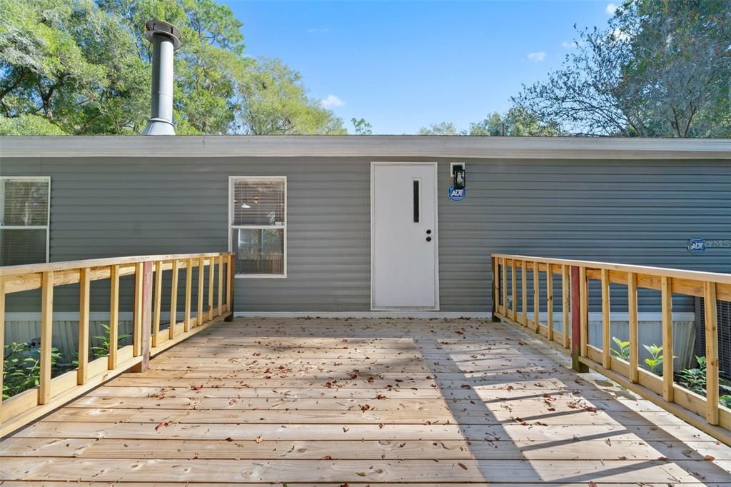 Activo con contrato: $225,000 (4 camas, 2 baños, 2052 Pies cuadrados)