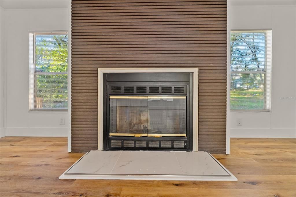 Activo con contrato: $225,000 (4 camas, 2 baños, 2052 Pies cuadrados)