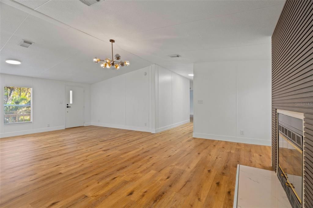 Activo con contrato: $225,000 (4 camas, 2 baños, 2052 Pies cuadrados)