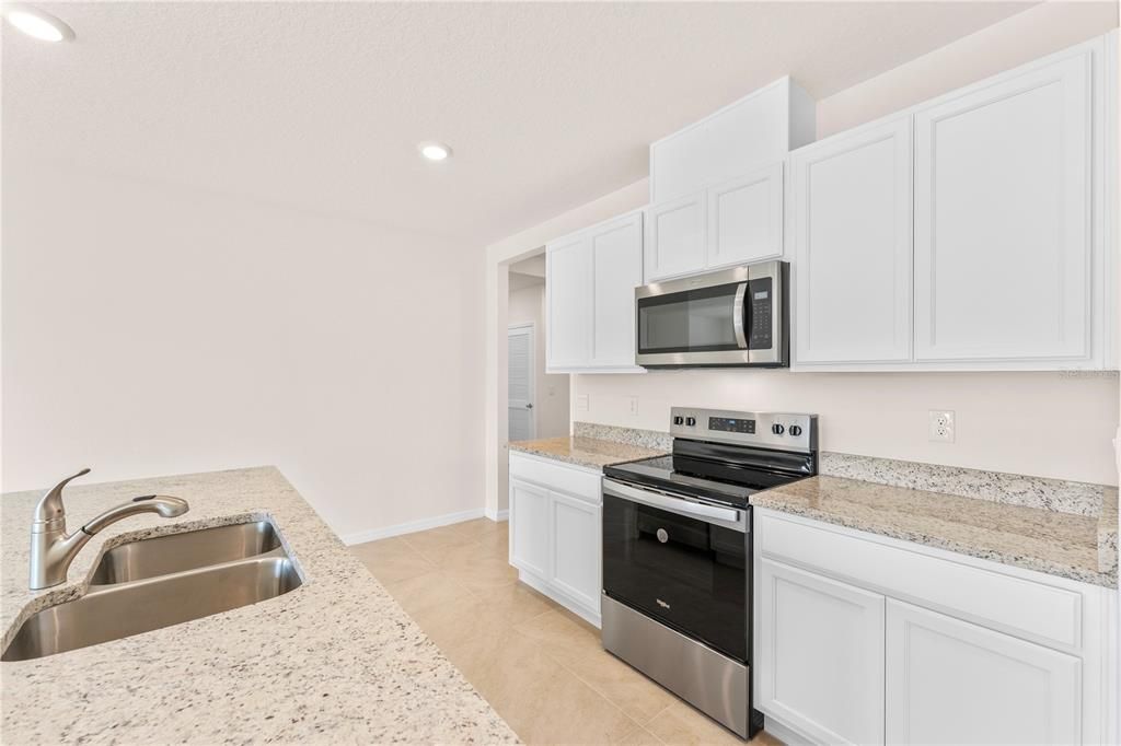 出租: $2,400 (4 贝兹, 2 浴室, 1828 平方英尺)