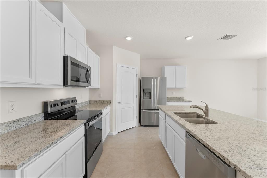 出租: $2,400 (4 贝兹, 2 浴室, 1828 平方英尺)