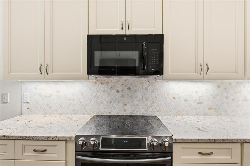 For Sale: $469,000 (2 beds, 2 baths, 2201 Square Feet)