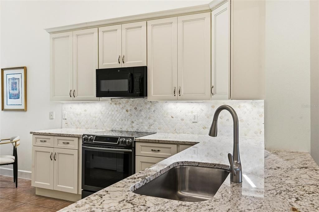 For Sale: $469,000 (2 beds, 2 baths, 2201 Square Feet)
