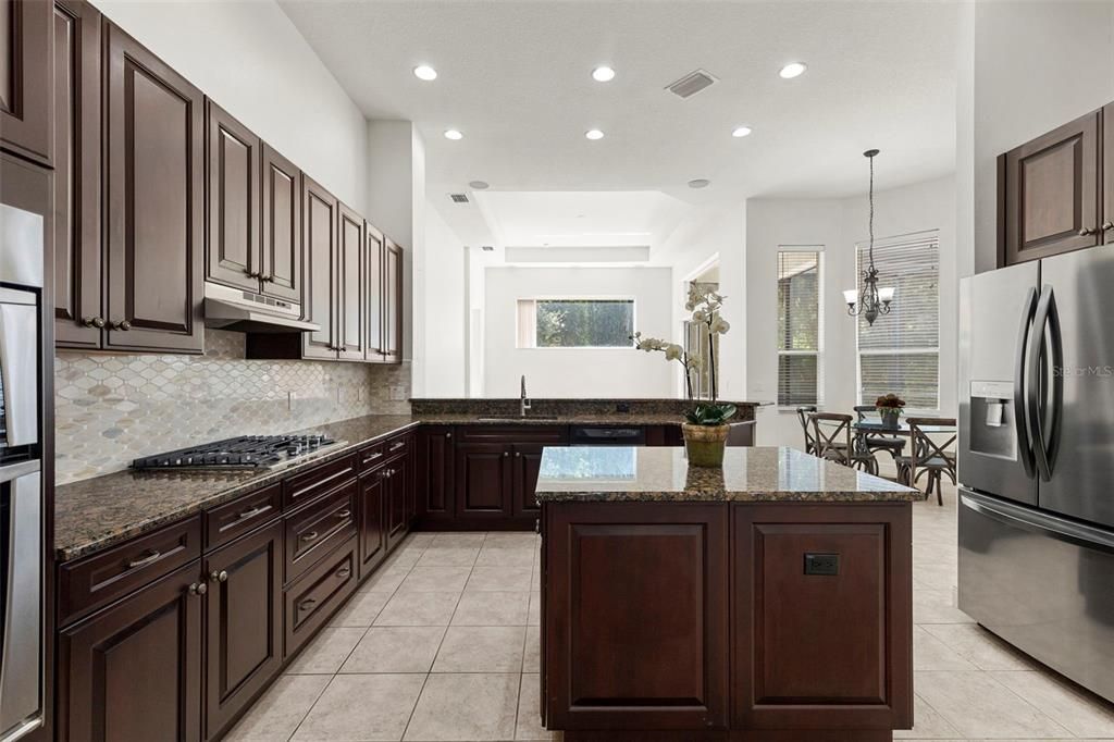 En Venta: $645,000 (4 camas, 3 baños, 2941 Pies cuadrados)