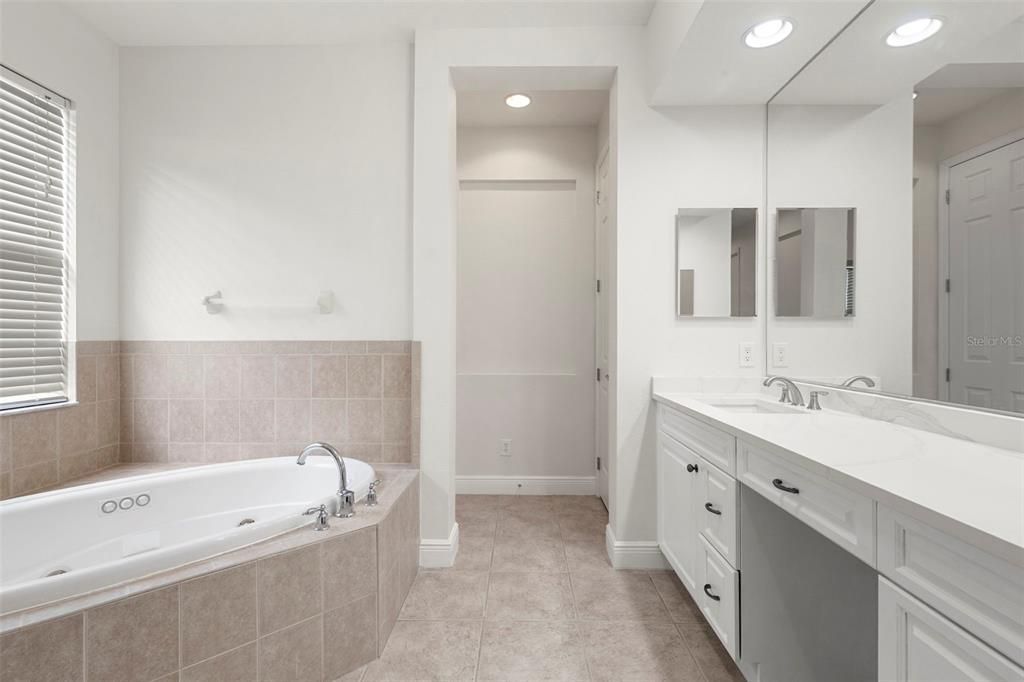 En Venta: $645,000 (4 camas, 3 baños, 2941 Pies cuadrados)