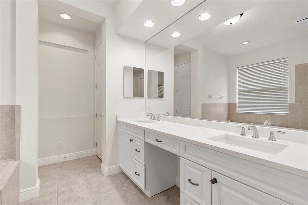 En Venta: $645,000 (4 camas, 3 baños, 2941 Pies cuadrados)