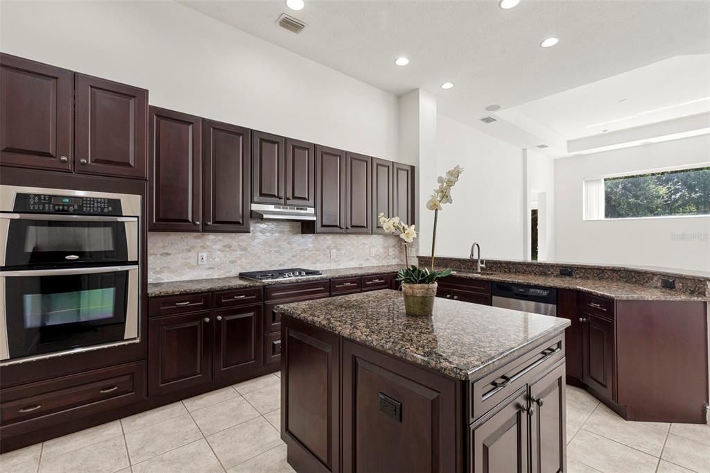 En Venta: $645,000 (4 camas, 3 baños, 2941 Pies cuadrados)