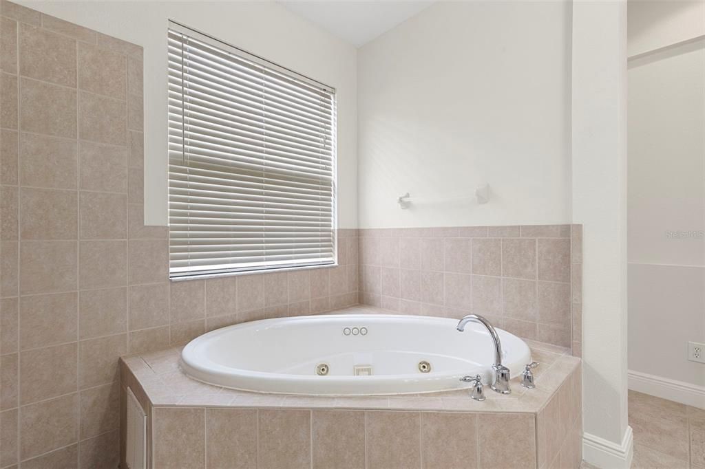 En Venta: $645,000 (4 camas, 3 baños, 2941 Pies cuadrados)