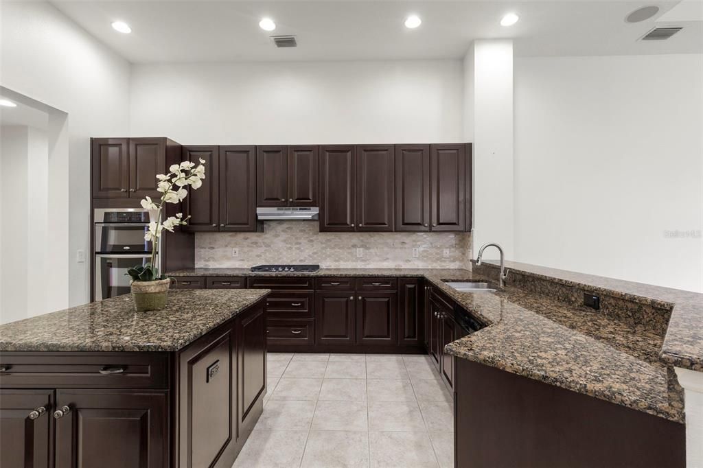 En Venta: $645,000 (4 camas, 3 baños, 2941 Pies cuadrados)