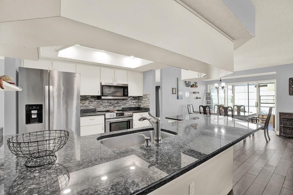 待售: $338,000 (4 贝兹, 2 浴室, 2280 平方英尺)