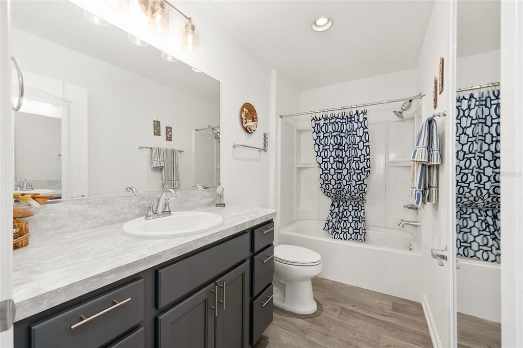 На продажу: $246,000 (2 спален, 2 ванн, 1051 Квадратных фут)