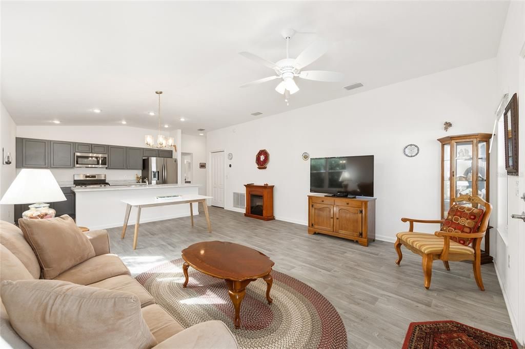 На продажу: $246,000 (2 спален, 2 ванн, 1051 Квадратных фут)